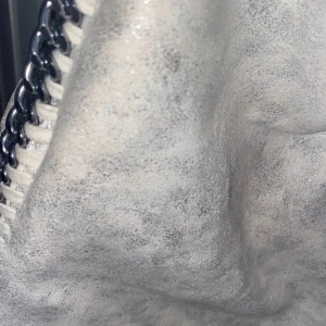 Stella mccartney väska - Säljer denna liknande stella McCartney väskan! Jag säljer den pågrund av att den är inte min stil längre och kmr aldrig till användning. Använd fåtal gånger. Pris kan diskuteras