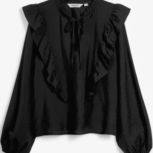 Svart blus med volanger  - Säljer denna supersnygga blusen med knyte och volanger från Kappahl, den är i storlek XS och är knappt använd. Nypris 400, säljer för 200❤️ kom privat för fler bilder eller andra funderingar! 
