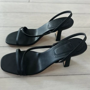 Sandaler - Använd en enstaka gång. Storlek 37 men skulle säga att de sitter mer som 38😀