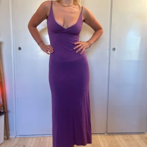 Lila långklänning  - Såå himla fin helt oanvänd. Jag är 166 den är precis till golvet. Stretchig och ger så fin form