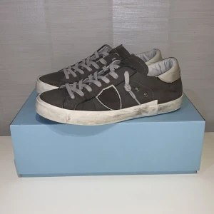 Phillip model skor - Gråa Phillip model skor i väldigt bra skick. Storlek 40 men passar 41. Inga defekter durekt. Hör av er om ni har några frågor. Priset är inte fast!