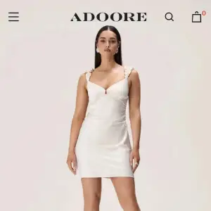 Säljer denna adoore klänning i storlek 36, lappar kvar. Sista bilden lånad! 