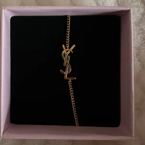 YSL armband guld - Säljer ett YSL armband jag köpte här på plick, så vet ej om den är äkta eller inte tyvärr, därav priset. Säljer den vidare då jag ej tyckte att den passade mig så värst bra, kontakta mig vid intresse☺️