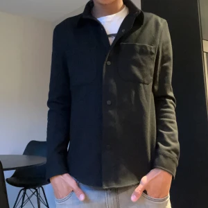 Overshirt  - Säljer en riktigt snygg Overshirt från zara skick 9/10 inga defekter! Hör av dig om du har några frågor eller funderingar! Priset kan diskuteras vid snabb affär!🤩🤝