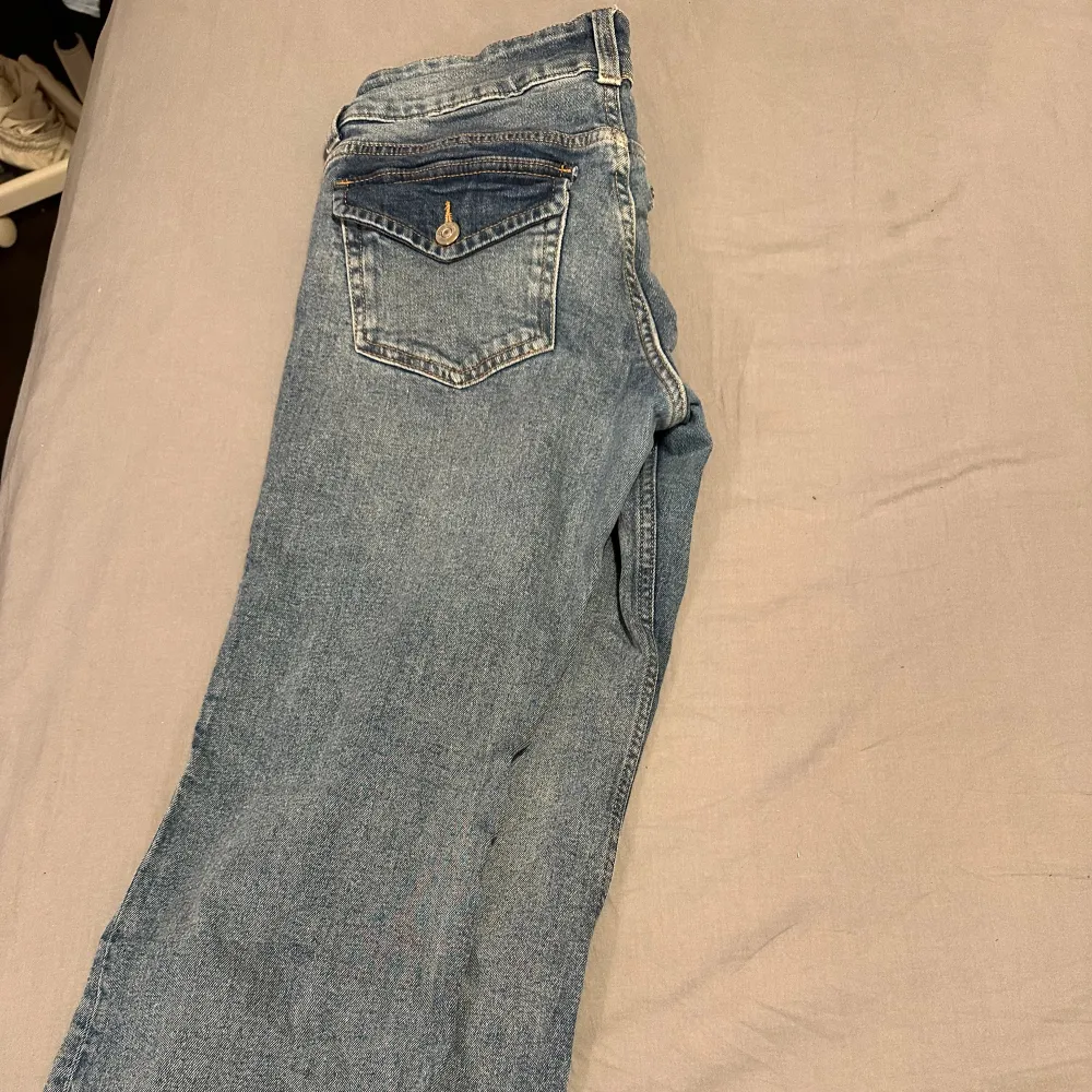 Säljer dessa jeans då jag inte får någon användning av de💗💗jättefina low waist bootcut jeans. . Jeans & Byxor.