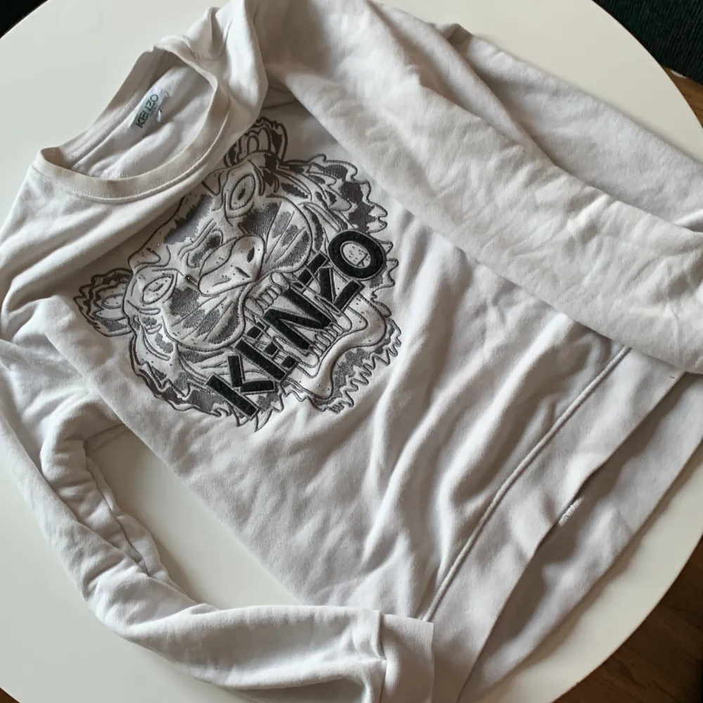 Kenzo sweatshirt vit har haft den ett tag men används inte längre för att den är för liten! . Tröjor & Koftor.