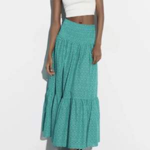 Hej! Säljer denna fina fina zara kjolen som köptes i slutet av förra sommaren! 💕  , OBS  den har förkortats hos skräddare för att den va lite för lång 💕 mått på längden 80 cm