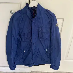 Moncler mate - blå  Storlek: 5/XL Skick: 6/10 1199:- Skriv pm för mer information 