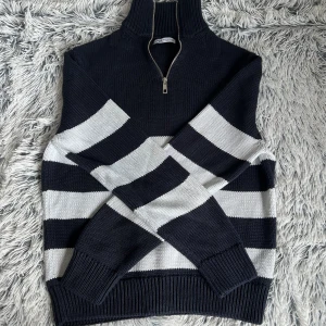 Zara halvzip stickad tröja  - Zara stickad halvzip tröja i nyskick. Säljer på grund av att jag har vuxit ur den. Nypris 600kr, mitt pris 300.  Hör av dig om du undrar över något🤝