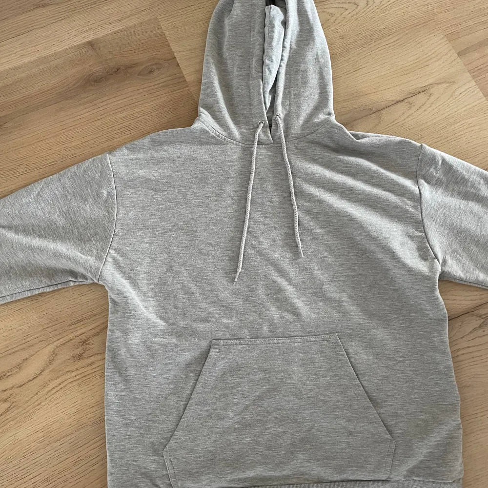 Grå hoodie från carlings, inköpt för ett flertal år sedan men är i fint skick! . Hoodies.