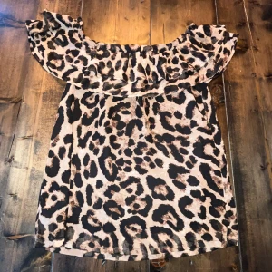 Leopard topp 🐆 - Säljer denna jättesnygga topp som jag köpte här på Plick ❤️ Den är storlek XS men skulle säga att den passar en S mer 🫶🏼 Skriv om några frågor