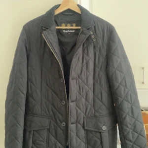 Barbour - Hejsan! Säljer en super fin barbour jacka. - Nypris 2999kr - Mitt pris 1200kr  Använd bara ett fåtal gånger skick 10/10. Strl S online kvitto finns.  Tveka ej vid funderingar. Mvh Nils 😁 