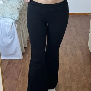 Yoga pants - Jättesnygga yogapants med hög midja som går att vika ner till lågmidjat om man vill. Byxorna är bara använda ett fåtal gånger. 🖤