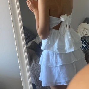 Vit sommar topp - Super fin vit sommar topp med en rosett på ryggen  Helt nytt skick. Andvänd endast fåtal gånger. Och priset går såklart alltid att diskuteras💗💗💗