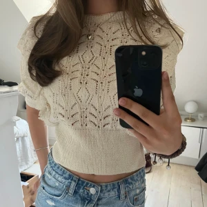 Så fin stickad tröja från zara som passar så bra till sommaren❤️ - Toppen är i storlek S och passar bra på mig som är XS-S. Har inte används så många gånger❤️