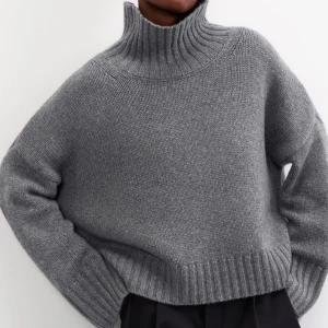 SOFTGOAT POLO - Säljer denna ”Girlfriend Turtleneck” i storlek S! Färgen är ”Grey”! Tröjan är sparsamt använd och är i gott skick! Nypris är 4195kr❤️‍🔥❤️‍🔥