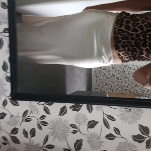 Glansig kjol - Kjol från vila. Säljer för måste få sålt på kläder. Nypris 400 Nu 300 då den ej knappt äe använd