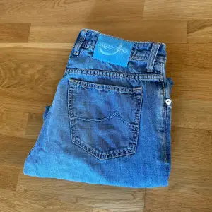 Ett par Jacob Cohen jeans i bra skick. Storleken är W33. Modellen på bilden är ca 183 och vid fler frågor kom privat. 