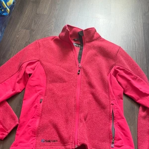 Rosa fleece zip tröja - Rosa fleece tröja från trekmates, väl använd men fortfarande skön och inga defekter. Fitted passform, liten i storlek, skulle säga att den är mer lik M eller L i storleken. Passar mig bra som är M.  Skriv för mer info eller bilder! 💕