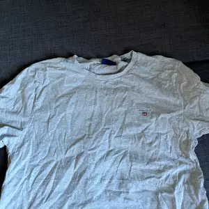 Säljer nu denna Gant t-shirt! Den är använd men är fortfarande i ett bra skick! Den ända nackdelen med den är att den är lite skrynklig men det är bara att tvätta eller stryka den! Nypris: ca 300kr Skick: 7,5/10
