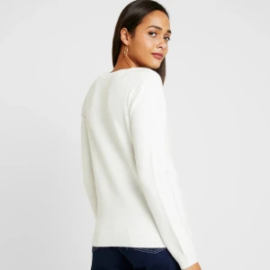 Vit stickad vila tröja - Vit stickad vila tröja som är i stl M men passar bäst Xs-S! Den är lite nopprig därav priset. Skriv om ni undrar något 💗💗