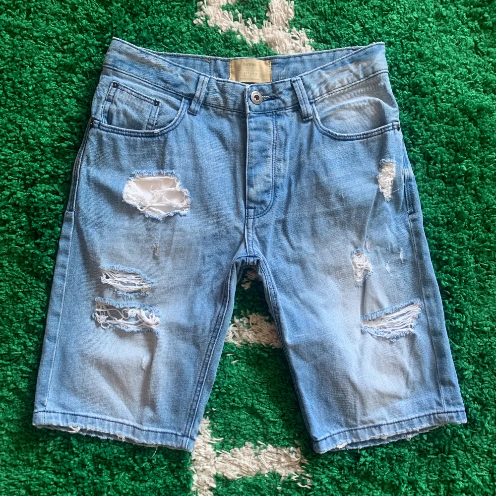 Sköna jeansshorts med slitage från Bershka. Vet tyvärr inte vilken modell det är. Uppskattat skick 8,5/10. Skicka ett meddelande innan köp!. Shorts.