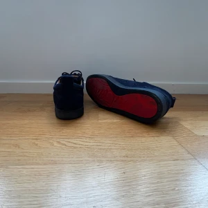 Blåa Loubs  - blåa loubs i Nyskick använd ett par gånger  säljer pga lite för små.  storlek 43.   