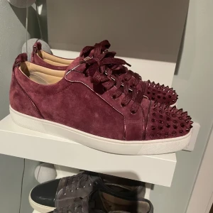 Christian Louboutin  - Hej, säljer ju mina feta skor från Christian Louboutin i storlek 45, skick 9,5/10! Kvitto finns. Tillbehör medföljer