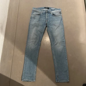 Replay jeans  - Ett par sjukt snygga Replay jeans i en skön blå tvätt. Använda ett fåtal gånger och väldigt fint skick.