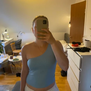 One shoulder topp från Gina tricot i storlek XS - Blå one shoulder tröja från Gina tricot säljer pga är för liten för mig