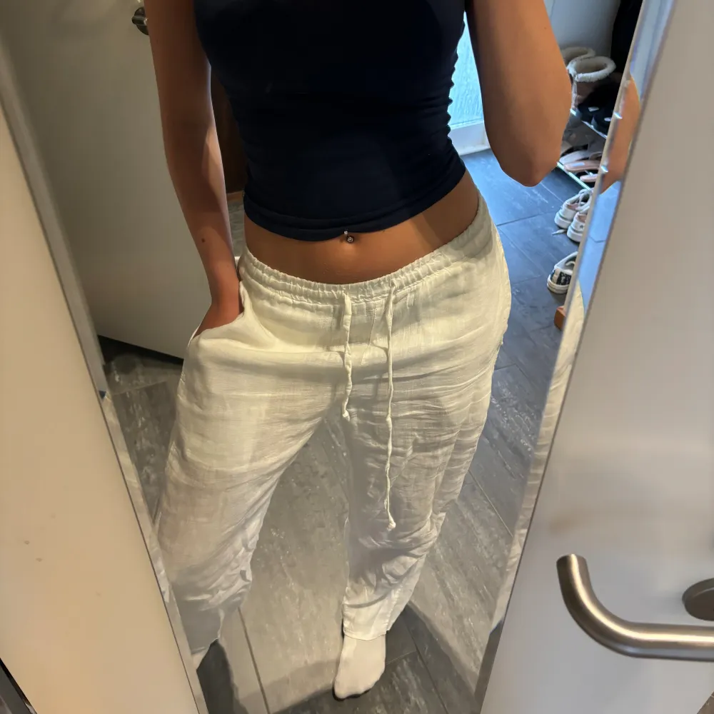 Säljer dessa linnebyxor från Chelsea🥰 har använt några gånger och är i toppen skick! Köpte för ca 500-600kr. Storlek 32/xs.😊. Jeans & Byxor.