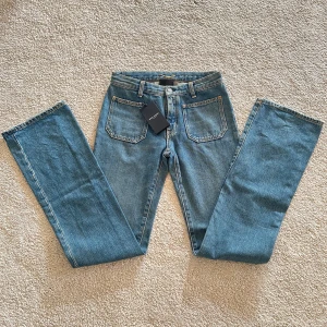 Saint Laurent Jeans - Jättefina oanvända Saint Laurent jeans. Super gulliga fickor fram. Passar sx eller mindre. Försmå för mig som brukar ha s därav inga bilder med dem på. Skriv gärna vid frågor, pris kan diskuteras 💕