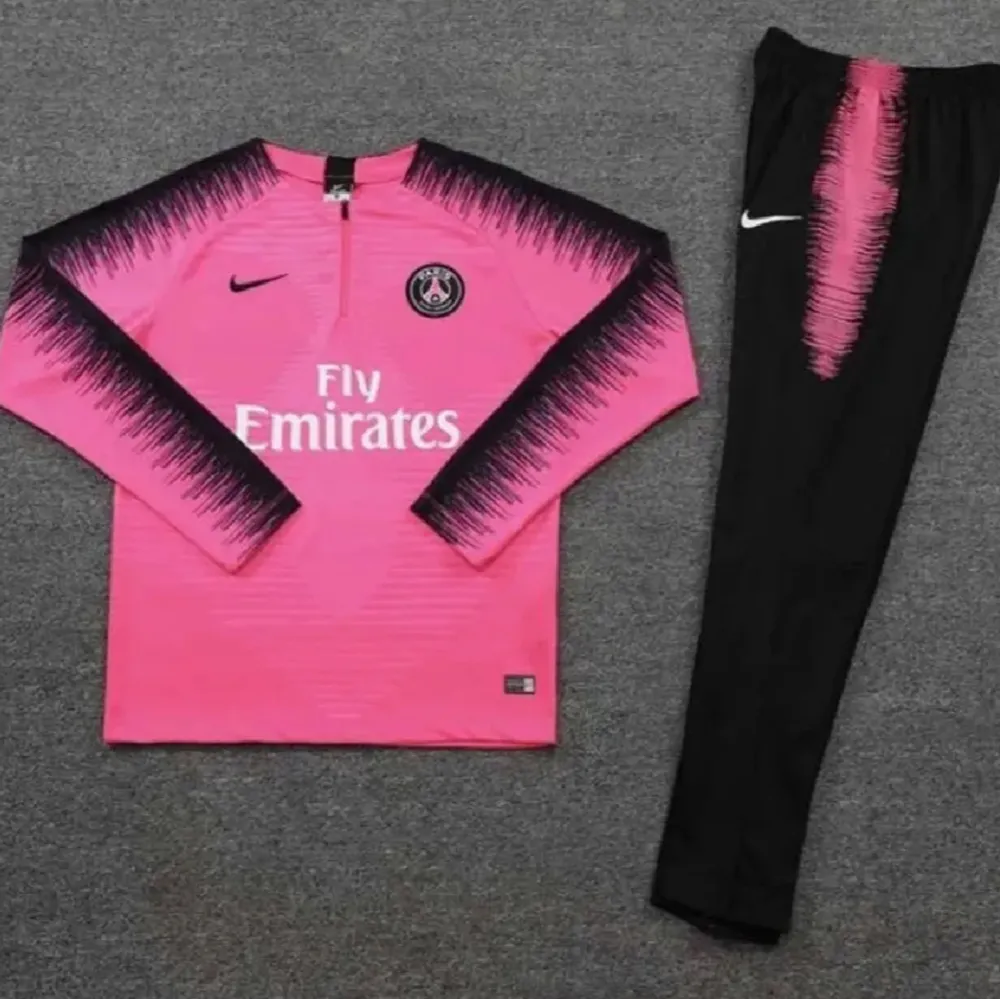 Psg + nike colab fotboll kit  • ny Hela dressen (SÄLLSYNT) . Sportswear.