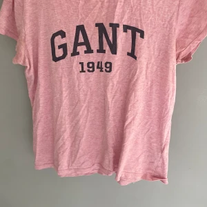 Superfin Gant t-shirt - Säljer denna jättefina rosa t-shirt från Gant i storlek 176 cm (16 år). Så härlig och fin men säljer pga för liten💗
