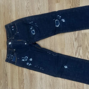 Philipp Plein - Straight cut skull Jeans  - Helt oanvända jeans som jag fått av farsan för flera år sedan.  Använde aldrig pga stilen och storleken. Dock väldigt snygga och fina detaljer Nypris: 7000kr