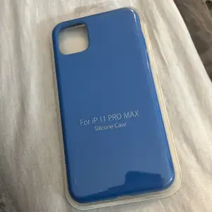 Säljer detta blåa mobilskal som passar till iPhone 11 pro Max. Fick hem de i mitt paket idag så som ni ser är den helt ny och oöppnad, säljer för jag köpte till fel mobilmodell🩷💕