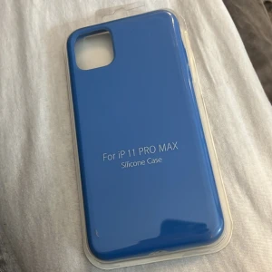 Mobilskal  - Säljer detta blåa mobilskal som passar till iPhone 11 pro Max. Fick hem de i mitt paket idag så som ni ser är den helt ny och oöppnad, säljer för jag köpte till fel mobilmodell🩷💕