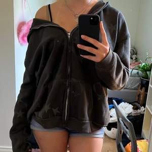 En grå zip-up hoodie med stjärnor på💕 Oversized och i storlek XL💗 Köpt på Emmiol☀️