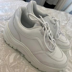 Vita sneakers  - Vita sneakers med en liten klack. I fint skick, storlek 37. 