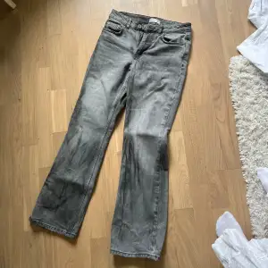 low/ midwaist jeans från Ginatricot, färgen har blivit efter dom tvättats fel