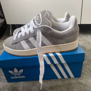 Adidas campus 00 - Säljer ett par oanvända adidas campus 00.Då dom inte passade mig eller min still  Skickar bara meddelande från om mer information eller bilder. Priset diskuteras privat 