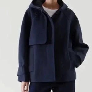 COS jacka - Säljer mina fina COS jacka, sparsamt använd, inga defekter💞