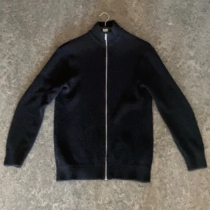 Skön ziptröja - Säljer denna fina kofta eftersom den är lite för stor för mig.