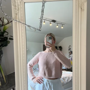 Pink sweater - Slightly cropped, good condition 