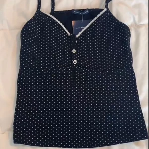Finaste toppen❤️ - Säljer denna brandy melville topp, då den inte kommer till användning. Nyskick !! Pris går att diskuteras💖 strl XS-S. Första bilden är lånad💗använd gärna köp nu🌟🌟 ska posta idag så köp så snabbt du kan 30/5