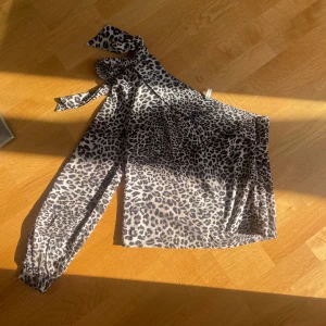 Snygg leopard blus - Säljer min jätte snygga blus med leopard mönster eftersom att den är lite för stor 🥰 