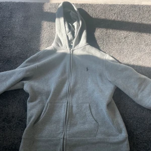 Ralph lauren hoodie - Storlek 164, den var för liten när jag fick hem den så den är i mycket bra skick.