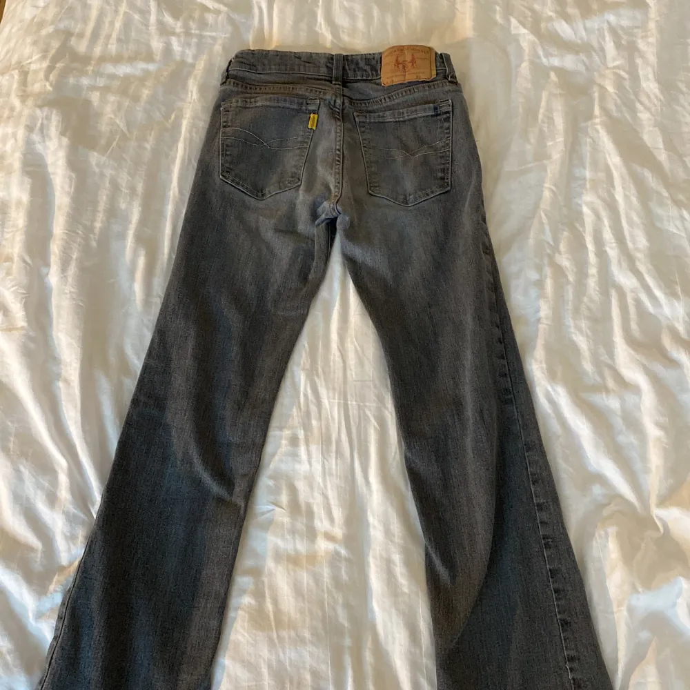 Ett par jätte snygga lågmidjade botcut crocker jeans. Säljer de pga att de har blivit försmå tyvärr. Köpte secondhand för 300 och säljer de för 150. De har inget tecken för skador. Byxorna är i str xs men jag är 165 och de är ganska för små för mig 🤍. Jeans & Byxor.