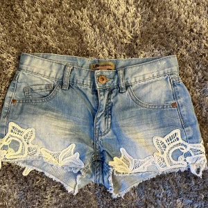 Lågmidjade jeansshorts - Super fina lågmidjade jeansshorts perfekt till sommaren, storlek 152💖