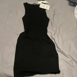 Säljer min svarta Zara klänning som tyvärr aldrig kommit till användning❤️etikett finns kvar, NYSKICK!
